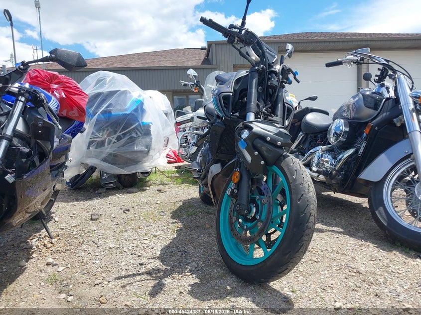 2024 Yamaha Mt VIN JYARM32E0RA010178 IAAI salvage auction — LEFT SIDE, Salvage Title, sold $2,100 on 2026-07-28 (photo 5)