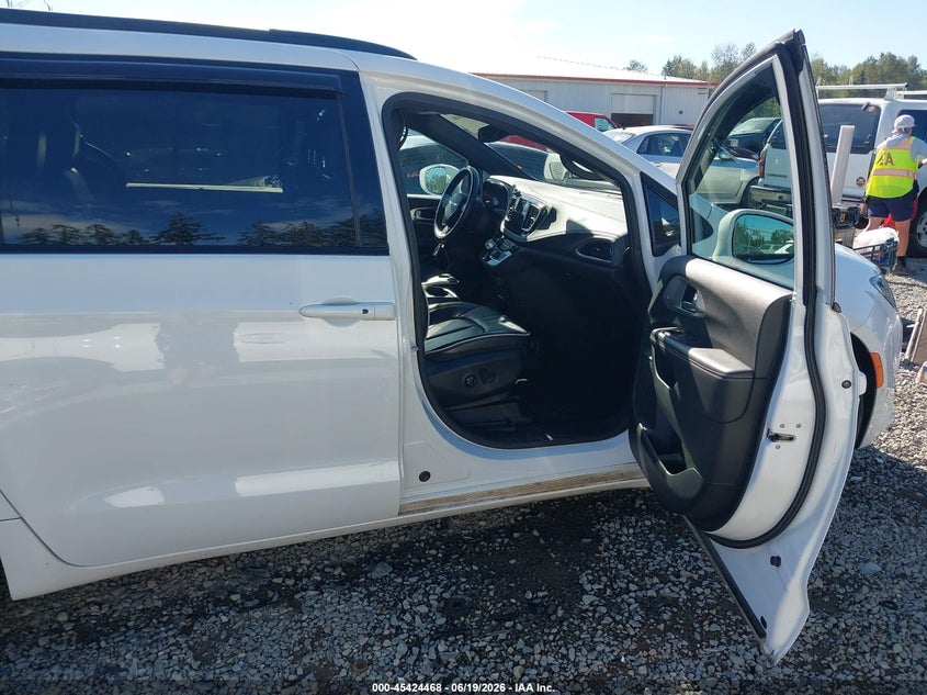 2018 Chrysler Pacifica VIN 2C4RC1GG8JR358350 IAAI salvage auction — REAR END, Wait Title, sold $7,300 on 2026-10-07 (photo 5)