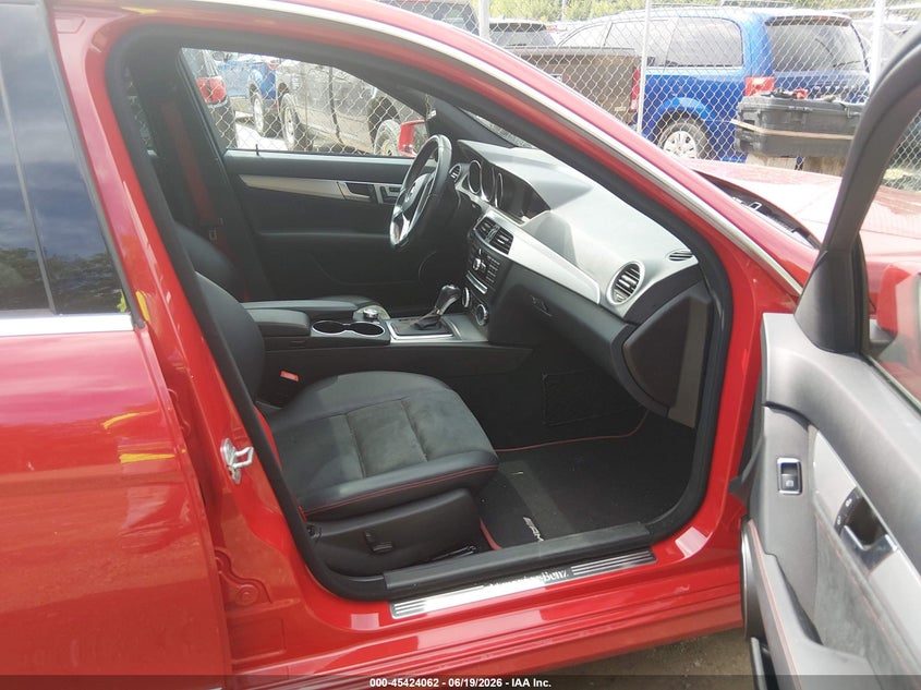 2013 Mercedes-benz C-klasse VIN WDDGF8AB3DR251713 IAAI salvage auction — LEFT SIDE, Salvage (Rhode Island), sold $225 on 2026-07-28 (photo 5)