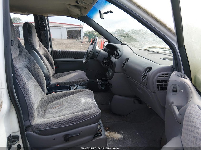 2000 Dodge Caravan VIN 2B4GP2537YR860193 IAAI salvage auction — NORMAL WEAR, Original (Ohio), sold $250 on 2026-07-08 (photo 5)
