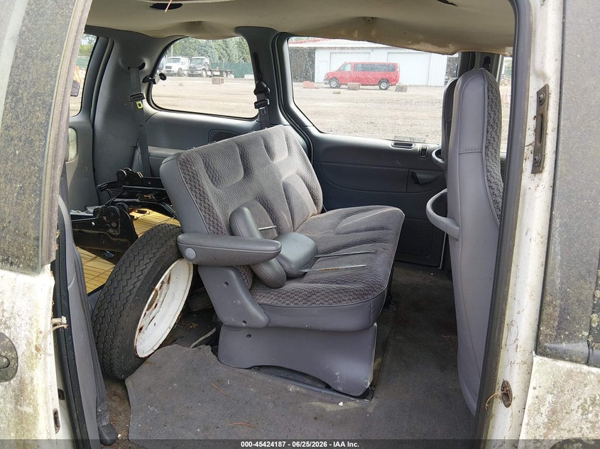 2000 Dodge Caravan VIN 2B4GP2537YR860193 IAAI salvage auction — NORMAL WEAR, Original (Ohio), sold $250 on 2026-07-08 (photo 8)