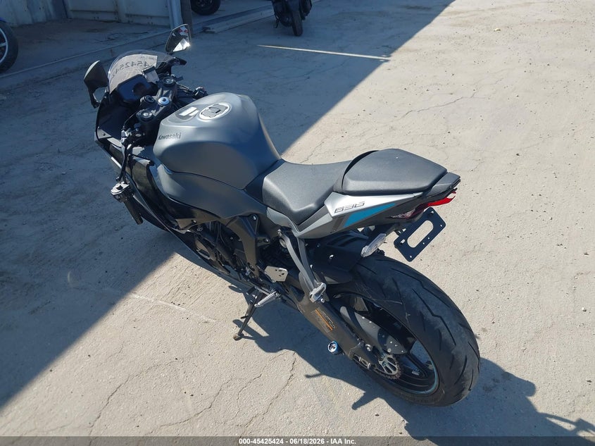 2025 Kawasaki Zx VIN JKBZXJJ18SA030222 IAAI salvage auction — RIGHT SIDE, Salvage Title, sold $5,850 on 2026-07-22 (photo 3)