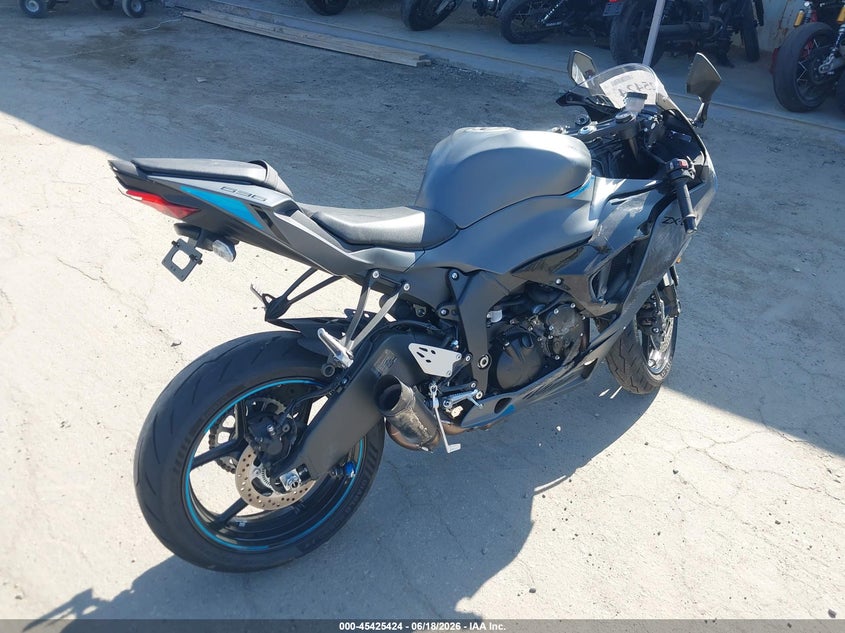 2025 Kawasaki Zx VIN JKBZXJJ18SA030222 IAAI salvage auction — RIGHT SIDE, Salvage Title, sold $5,850 on 2026-07-22 (photo 4)