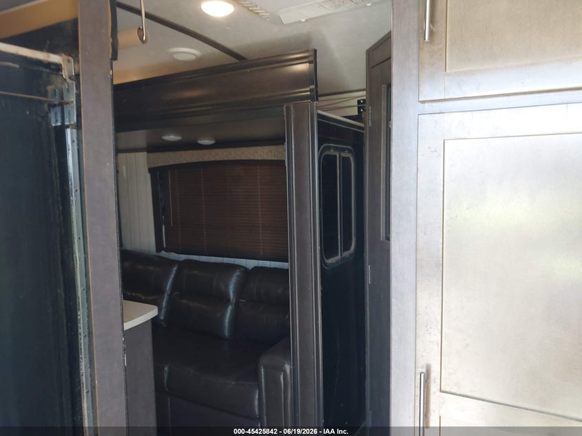2018 Sunset Crossroads rv sunset trails 33si VIN 4YDT33S21J5352364 IAAI salvage auction — FRONT END, Salvage (Arizona), sold $5,300 on 2026-07-28 (photo 5)