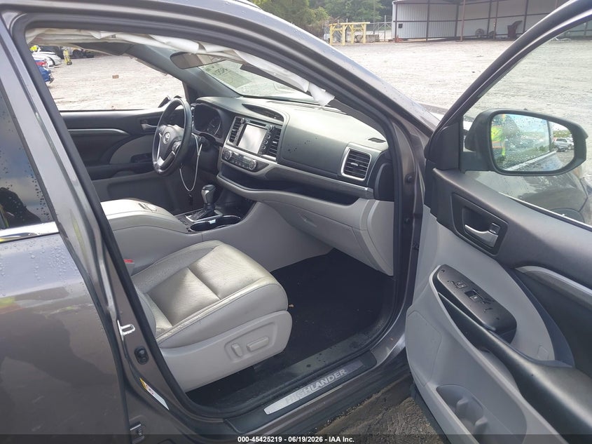 2018 Toyota Highlander VIN 5TDYZRFH9JS243606 IAAI salvage auction — SIDE, Salvage Title, sold $6,900 on 2026-07-31 (photo 5)