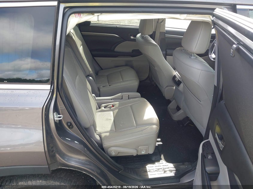 2018 Toyota Highlander VIN 5TDYZRFH9JS243606 IAAI salvage auction — SIDE, Salvage Title, sold $6,900 on 2026-07-31 (photo 8)