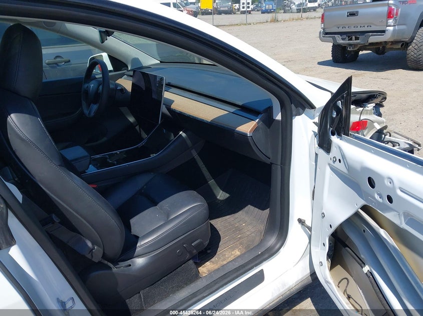 2020 Tesla Model y VIN 5YJYGDEE9LF052842 IAAI salvage auction — SIDE, Salvage Title, sold $5,100 on 2026-07-30 (photo 5)