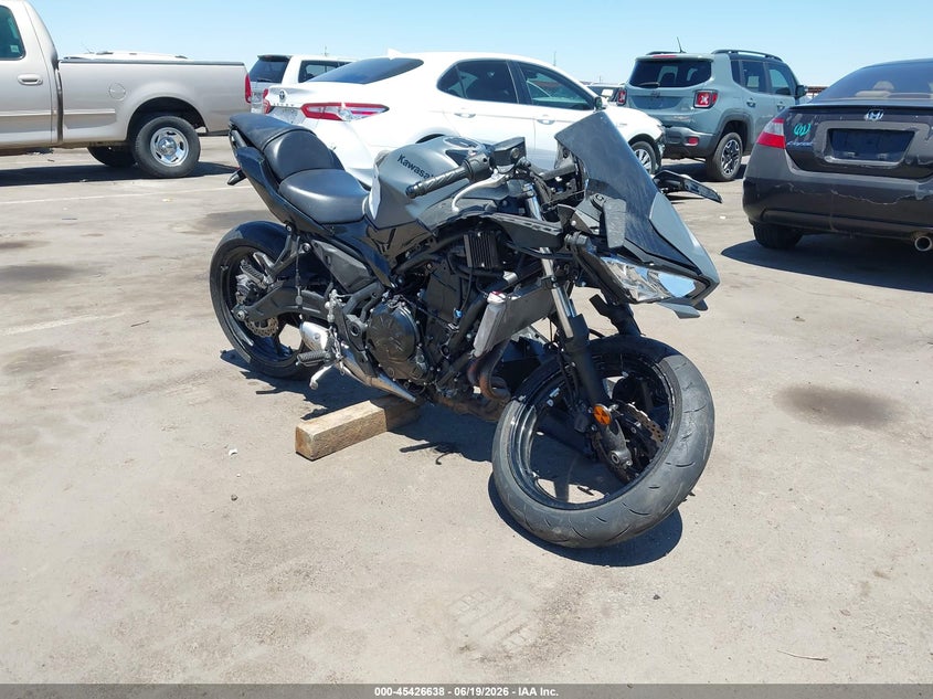 2024 Kawasaki Ninja VIN ML5EXEP18RDAC3215 IAAI salvage auction — LEFT FRONT, Wait Title, sold $700 on 2026-10-06 (photo 1)