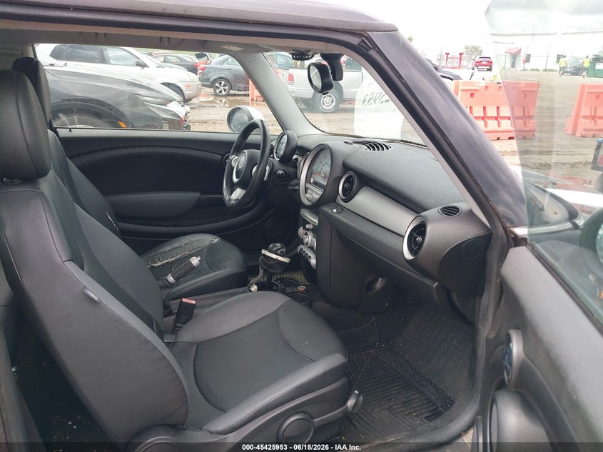 2008 Mini Cooper VIN WMWMF33558TT62518 IAAI salvage auction — NORMAL WEAR, Clear (Illinois), sold $450 on 2026-07-22 (photo 5)