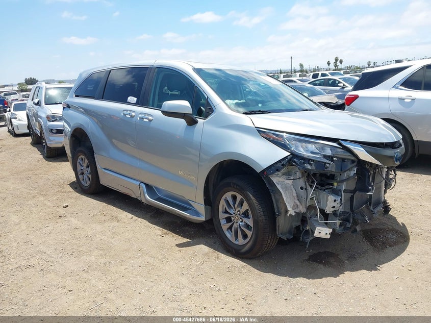 2022 Toyota Sienna VIN 5TDYRKECXNS132467 IAAI salvage auction — FRONT END, Salvage (California), sold $15,925 on 2026-07-13 (photo 1)