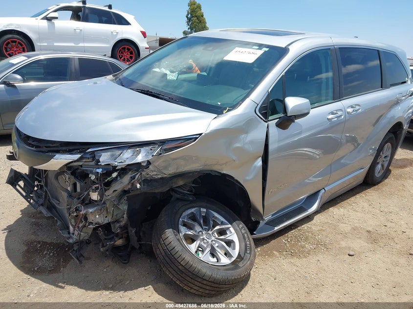 2022 Toyota Sienna VIN 5TDYRKECXNS132467 IAAI salvage auction — FRONT END, Salvage (California), sold $15,925 on 2026-07-13 (photo 2)