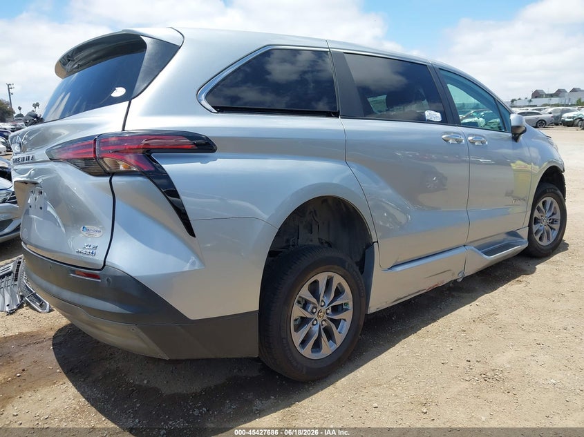 2022 Toyota Sienna VIN 5TDYRKECXNS132467 IAAI salvage auction — FRONT END, Salvage (California), sold $15,925 on 2026-07-13 (photo 4)