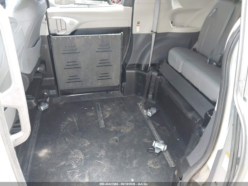 2022 Toyota Sienna VIN 5TDYRKECXNS132467 IAAI salvage auction — FRONT END, Salvage (California), sold $15,925 on 2026-07-13 (photo 8)