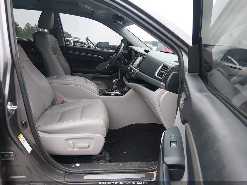 2017 Toyota Highlander VIN 5TDYZRFH9HS193185 IAAI salvage auction — RIGHT SIDE, Salvage Title, sold $6,900 on 2026-07-29 (photo 5)