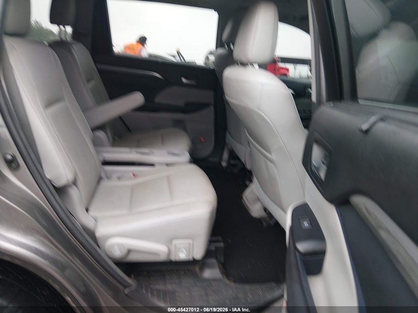 2017 Toyota Highlander VIN 5TDYZRFH9HS193185 IAAI salvage auction — RIGHT SIDE, Salvage Title, sold $6,900 on 2026-07-29 (photo 8)