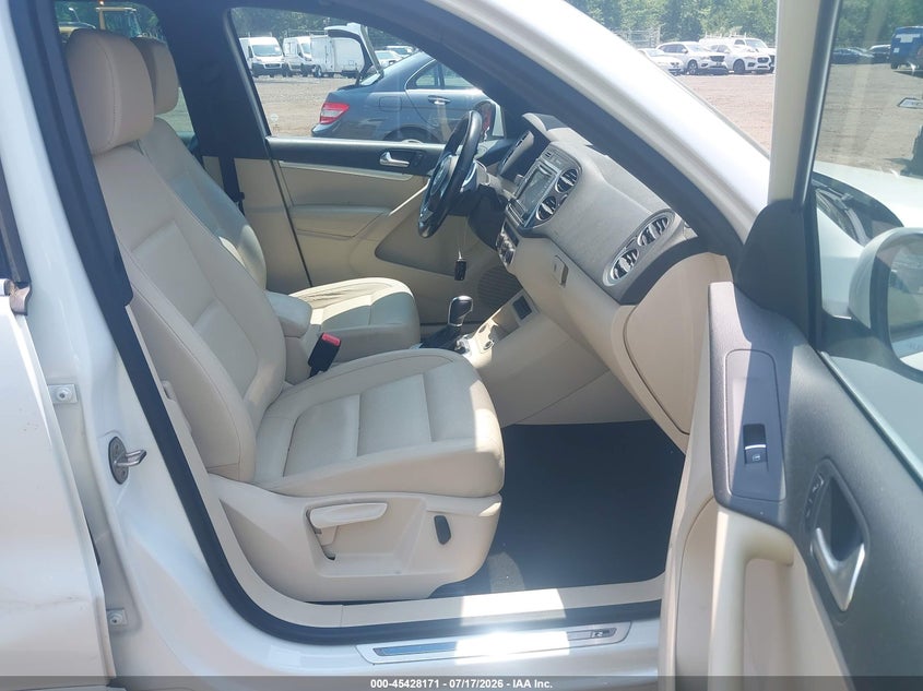 2016 Volkswagen Tiguan VIN WVGBV7AX0GW094236 IAAI salvage auction — RIGHT SIDE, Salvage Title, sold $3,350 on 2026-08-05 (photo 5)