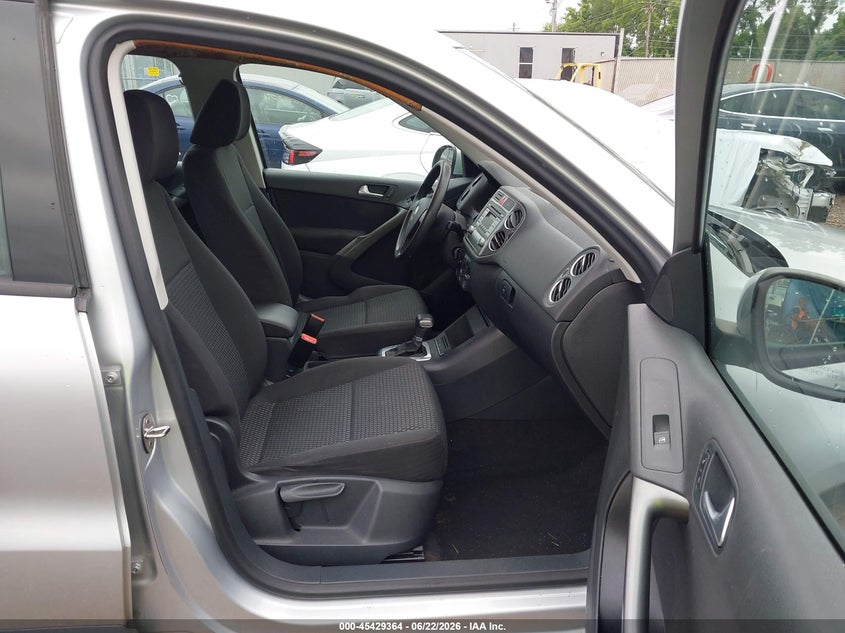 2009 Volkswagen Tiguan VIN WVGAV75N59W002643 IAAI salvage auction — REAR END, Salvage (Ohio), sold $825 on 2026-07-16 (photo 5)