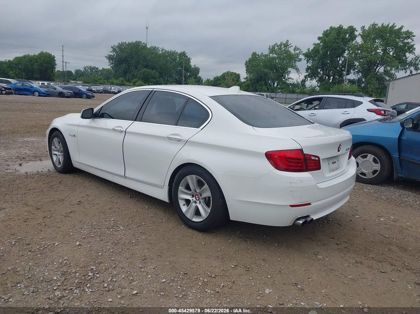 2012 BMW 5er VIN WBAXG5C50CDY30230 IAAI salvage auction — SIDE, Salvage Title, sold $725 on 2026-07-29 (photo 3)