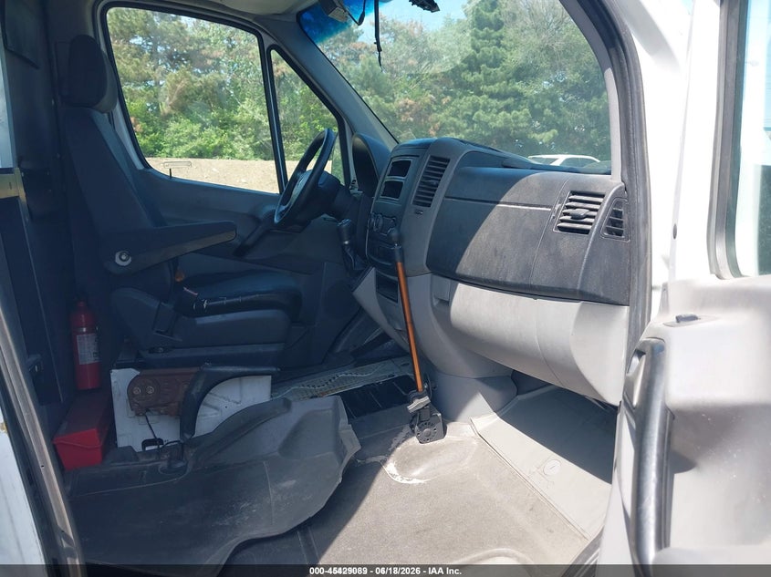 2012 Mercedes-benz Sprinter VIN WD3PE8CB4C5683799 IAAI salvage auction — RIGHT SIDE, Clear (Florida), sold $1,650 on 2026-07-29 (photo 5)