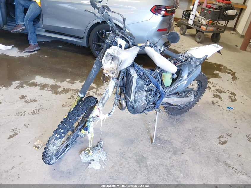 2021 Husqvarna Fe VIN VBKUAM409MM432423 IAAI salvage auction — TOTAL BURN, Salvage Title, sold $550 on 2026-07-24 (photo 2)