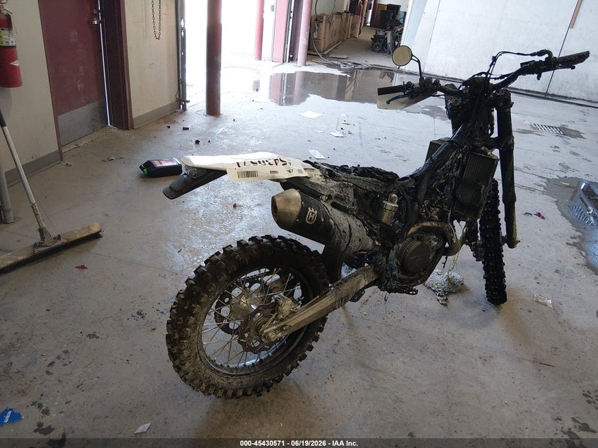 2021 Husqvarna Fe VIN VBKUAM409MM432423 IAAI salvage auction — TOTAL BURN, Salvage Title, sold $550 on 2026-07-24 (photo 4)