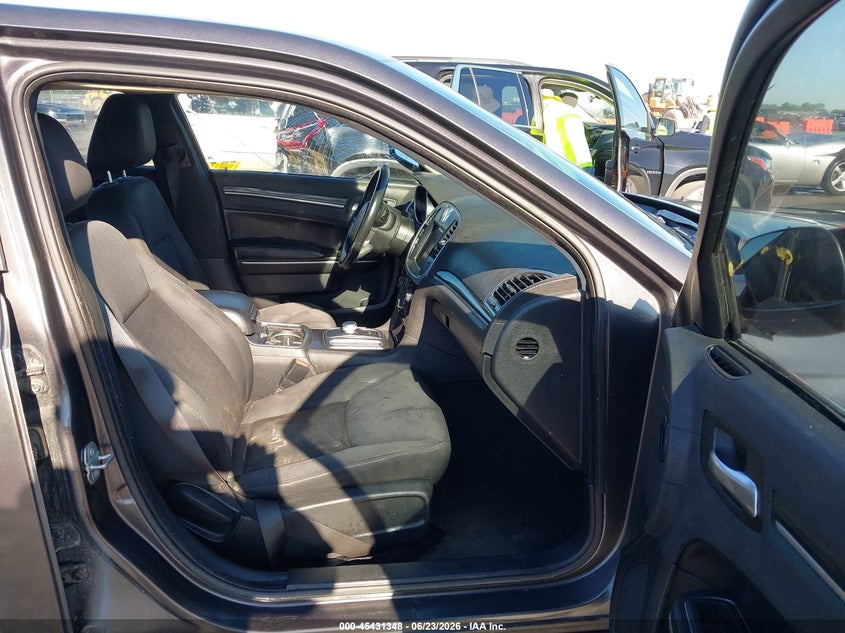 2020 Chrysler 300 VIN 2C3CCAAG5LH115753 IAAI salvage auction — RIGHT FRONT, Salvage Title, sold $1,600 on 2026-08-25 (photo 3)