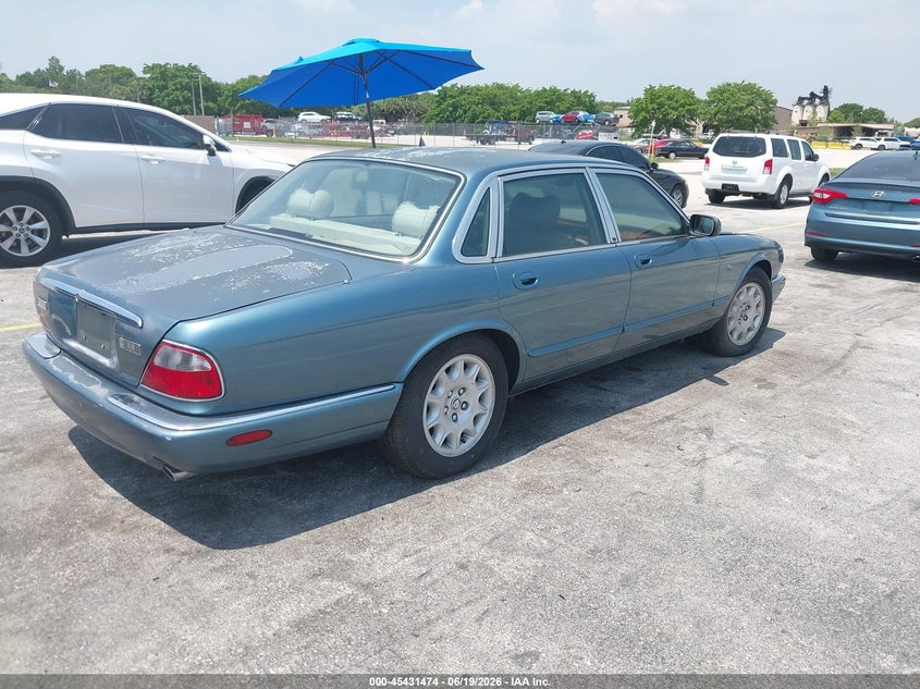 1998 Jaguar Xj series VIN SAJHX1245WC837825 IAAI salvage auction — NORMAL WEAR, Clear (Florida), sold $400 on 2026-07-16 (photo 4)