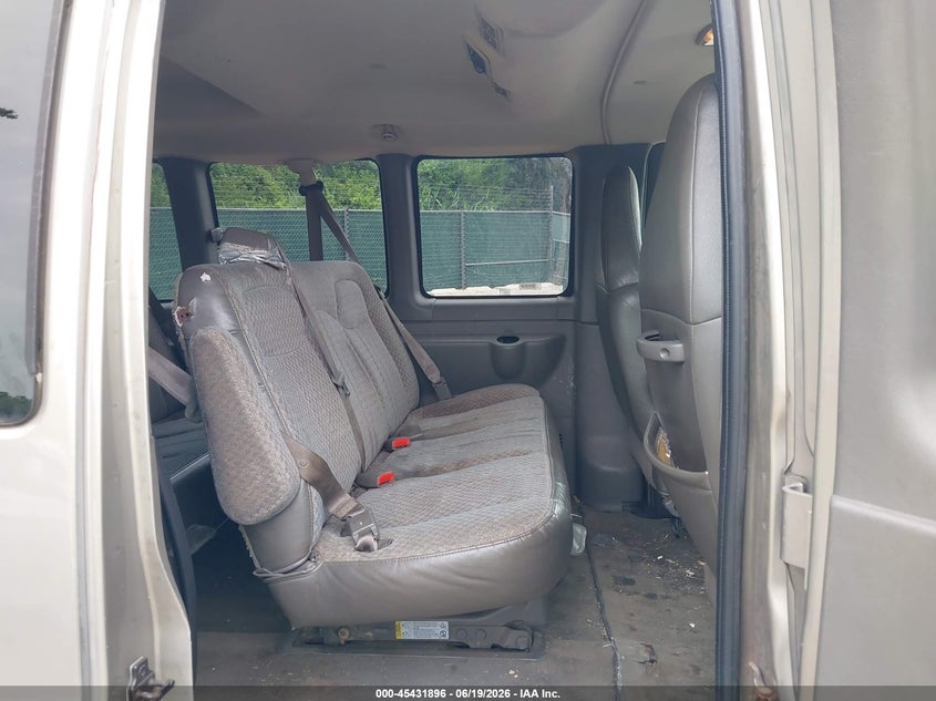 2003 Chevrolet Express 2500 VIN 1GAHG35U731229875 IAAI salvage auction — NORMAL WEAR, Clear (Maryland), sold $325 on 2026-07-09 (photo 8)
