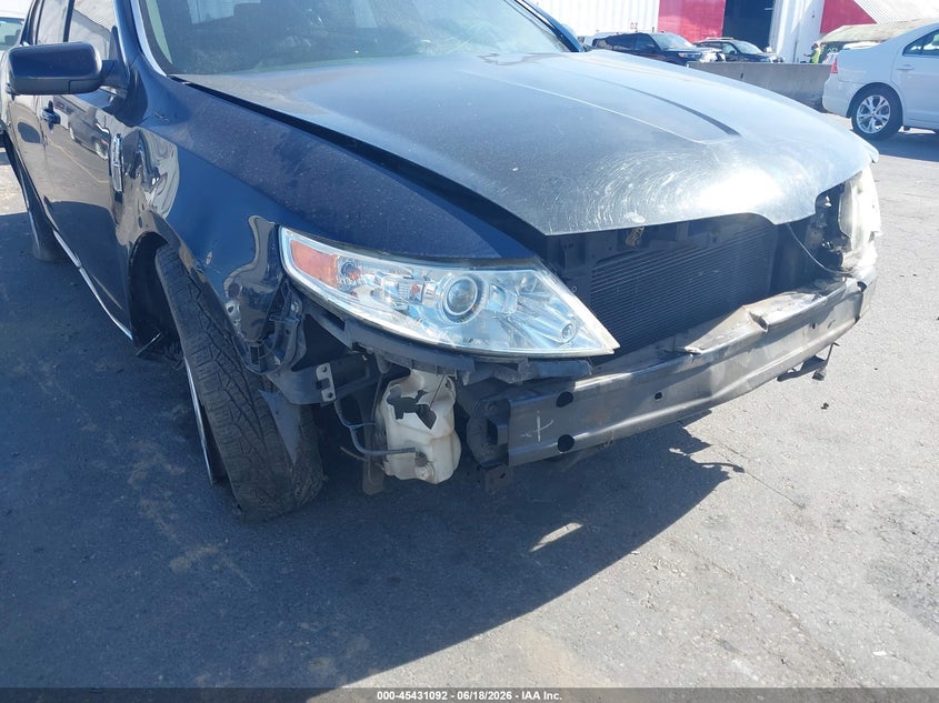 2009 Lincoln Mks VIN 1LNHM94RX9G608922 IAAI salvage auction — FRONT & REAR, Salvage (Oregon), sold $725 on 2026-07-09 (photo 6)