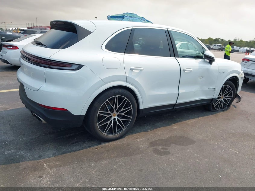 2024 Porsche Cayenne VIN WP1AE2AY5RDA29584 IAAI salvage auction — RIGHT SIDE, Salvage Title, sold $47,075 on 2026-08-10 (photo 4)