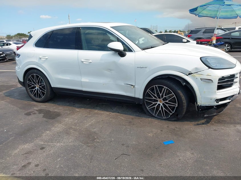 2024 Porsche Cayenne VIN WP1AE2AY5RDA29584 IAAI salvage auction — RIGHT SIDE, Salvage Title, sold $47,075 on 2026-08-10 (photo 6)