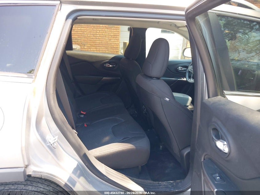 2019 Jeep Cherokee VIN 1C4PJMCB1KD449487 IAAI salvage auction — NORMAL WEAR, Sf97 (New York), sold $25 on 2026-07-23 (photo 8)
