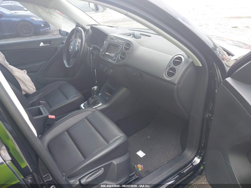 2016 Volkswagen Tiguan VIN WVGAV7AX7GW581011 IAAI salvage auction — SIDE, Salvage Title, sold $1,375 on 2026-08-19 (photo 5)