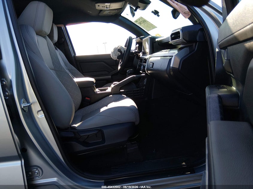 2026 Toyota Tacoma VIN 3TMLB5JN5TM253668 IAAI salvage auction — RIGHT FRONT, Salvage Title, sold $18,000 on 2026-07-31 (photo 5)