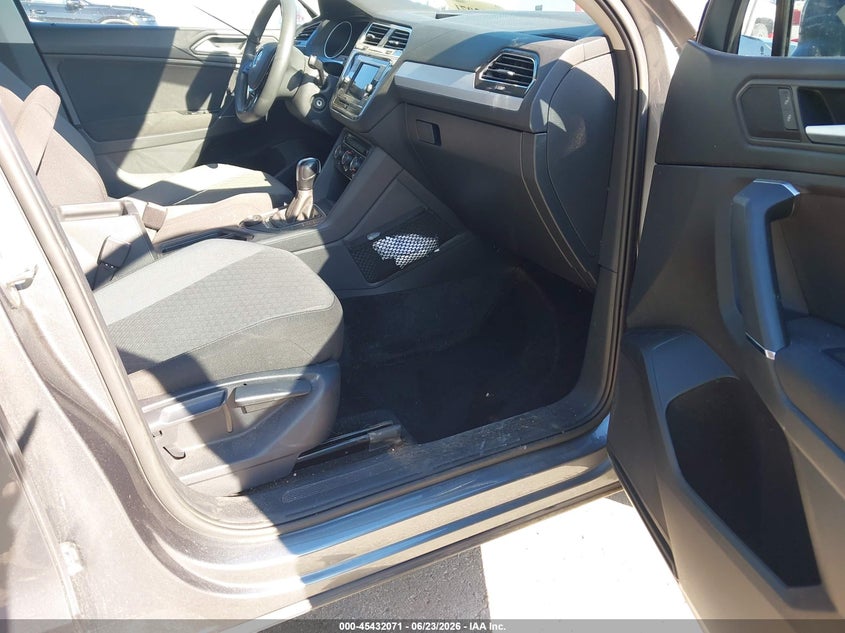 2020 Volkswagen Tiguan VIN 3VV0B7AX0LM158968 IAAI salvage auction — SIDE, Salvage (Missouri), sold $4,100 on 2026-07-10 (photo 5)