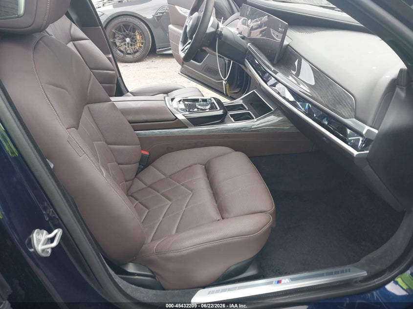 2023 BMW I7 VIN WBY53EJ07PCN87734 IAAI salvage auction — WATER/FLOOD, Salvage Title, sold $29,050 on 2026-08-24 (photo 5)