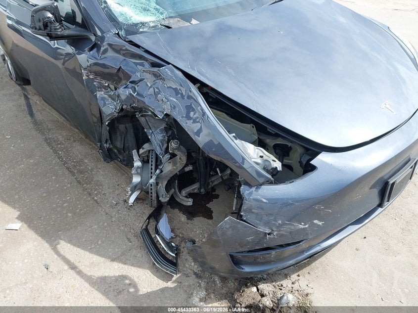2023 Tesla Model y VIN 7SAYGDEEXPA098203 IAAI salvage auction — RIGHT FRONT, Salvage (Texas), sold $9,500 on 2026-07-16 (photo 6)