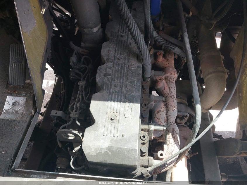 2000 Freightliner Chassis VIN 4UZA4FA48YCG41533 IAAI salvage auction — NORMAL WEAR, Clear (Florida), sold $1,100 on 2026-07-09 (photo 9)