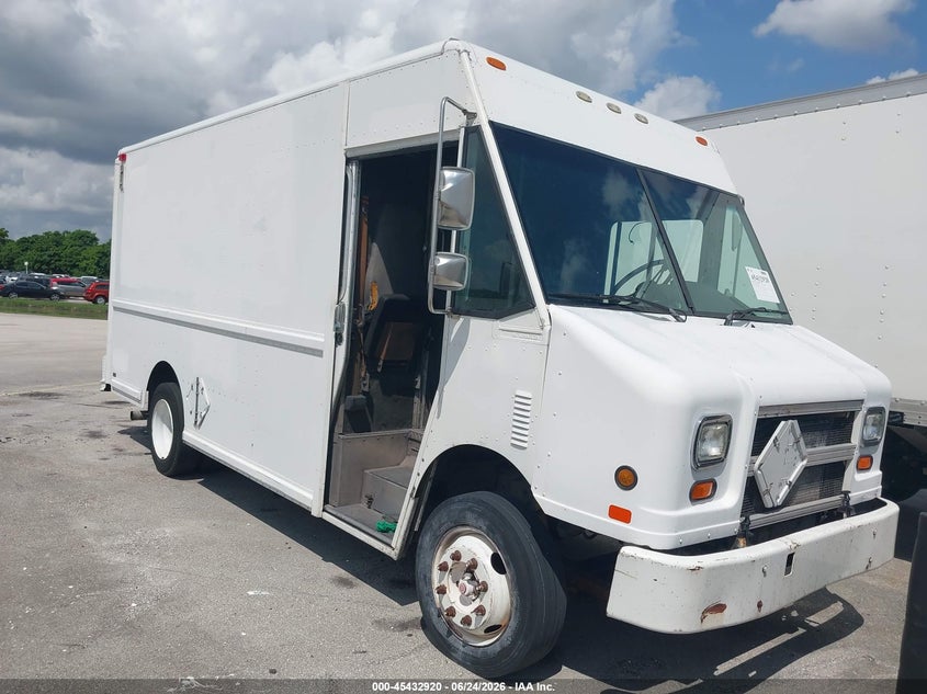 2000 Freightliner Chassis VIN 4UZA4FA48YCG41533 — IAAI salvage auction photo