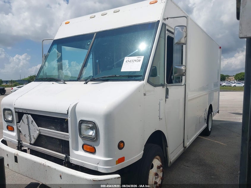 2000 Freightliner Chassis VIN 4UZA4FA48YCG41533 IAAI salvage auction — NORMAL WEAR, Clear (Florida), sold $1,100 on 2026-07-09 (photo 2)