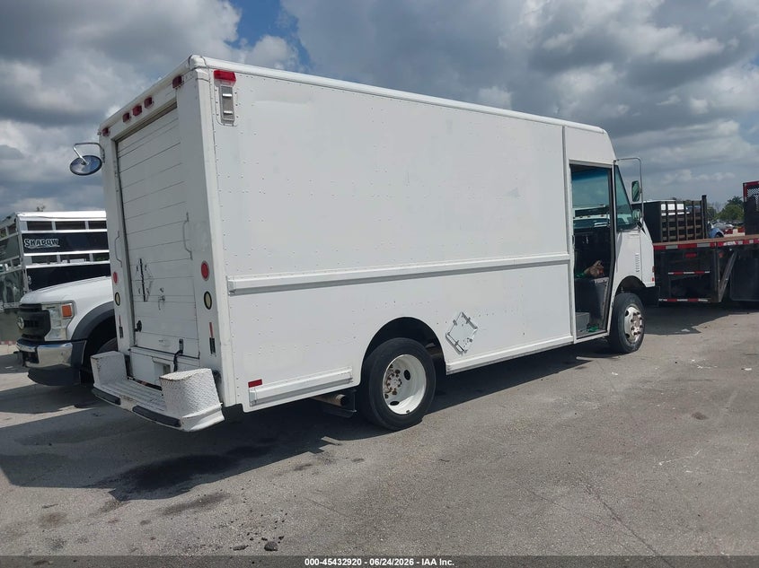 2000 Freightliner Chassis VIN 4UZA4FA48YCG41533 IAAI salvage auction — NORMAL WEAR, Clear (Florida), sold $1,100 on 2026-07-09 (photo 4)