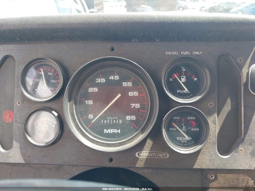 2000 Freightliner Chassis VIN 4UZA4FA48YCG41533 IAAI salvage auction — NORMAL WEAR, Clear (Florida), sold $1,100 on 2026-07-09 (photo 5)