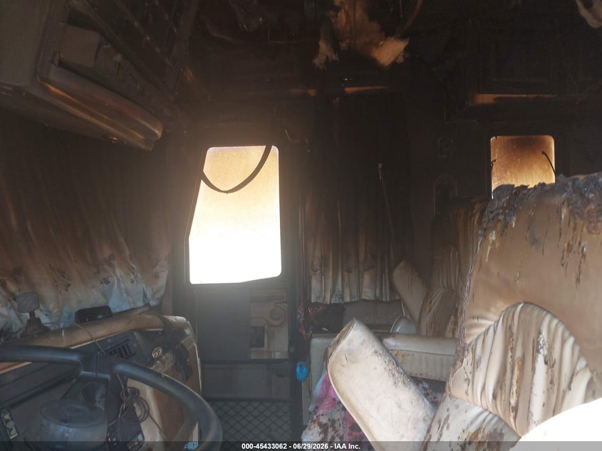 2002 Roadmaster rail Executive VIN 1RF12021521015989 IAAI salvage auction — BURN, Salvage (Georgia), sold $0 on 2026-10-04 (photo 5)