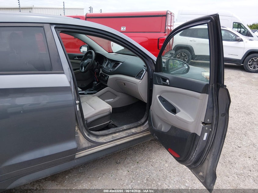 2018 Hyundai Tucson VIN KM8J23A42JU673752 IAAI salvage auction — NORMAL WEAR, Sf97 (Oklahoma), sold $5,200 on 2026-08-03 (photo 5)