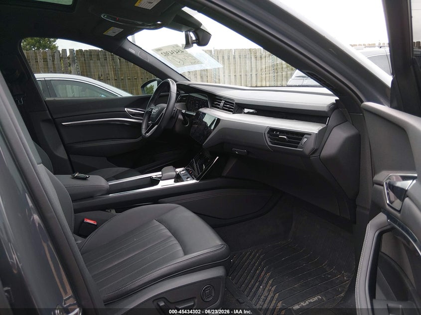 2024 Audi Q8 VIN WA1CABGE4RB011070 IAAI salvage auction — LEFT FRONT, Salvage Title, sold $21,200 on 2026-07-30 (photo 5)