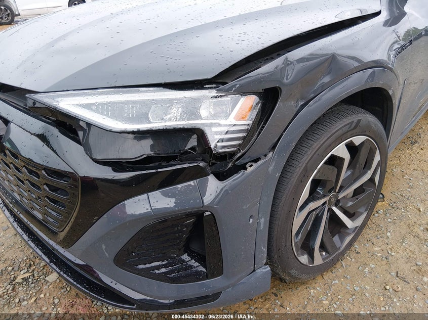 2024 Audi Q8 VIN WA1CABGE4RB011070 IAAI salvage auction — LEFT FRONT, Salvage Title, sold $21,200 on 2026-07-30 (photo 6)