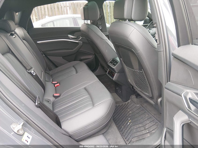 2024 Audi Q8 VIN WA1CABGE4RB011070 IAAI salvage auction — LEFT FRONT, Salvage Title, sold $21,200 on 2026-07-30 (photo 8)