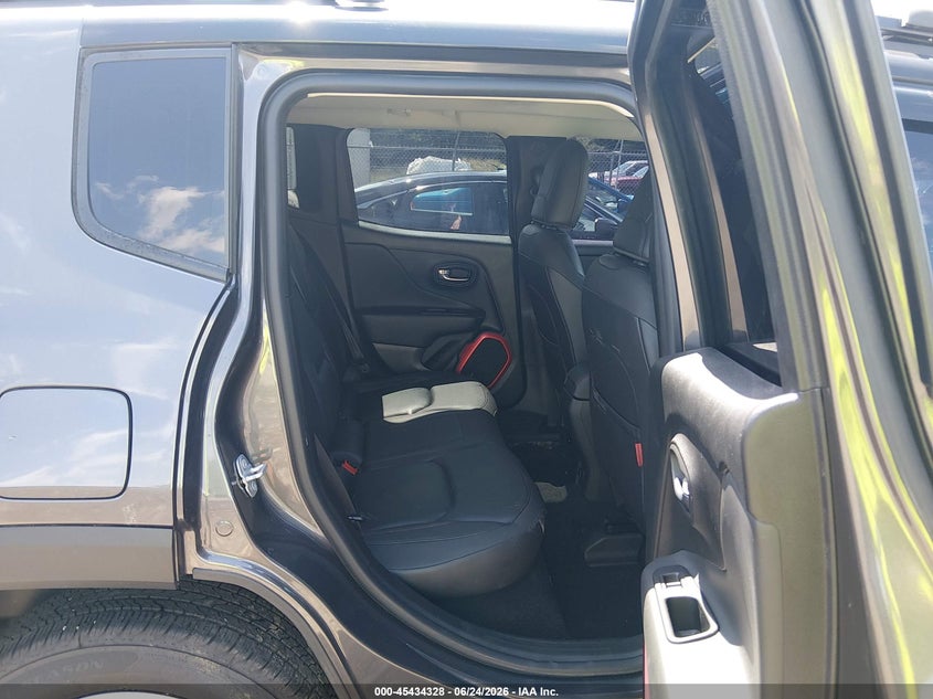 2017 Jeep Renegade VIN ZACCJBCB9HPG09225 IAAI salvage auction — LEFT SIDE, Salvage Title, sold $3,900 on 2026-08-01 (photo 8)