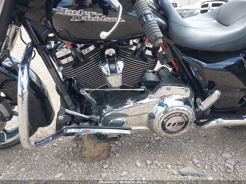 2020 Harley-davidson Street glide VIN 1HD1KBC16LB670593 IAAI salvage auction — RIGHT SIDE, Regular (South Dakota), sold $7,050 on 2026-08-11 (photo 9)