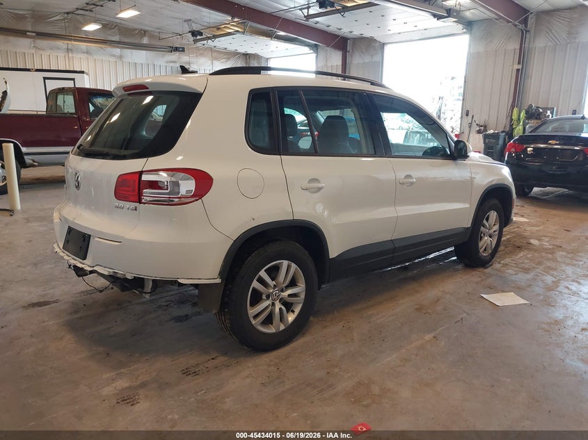 2015 Volkswagen Tiguan VIN WVGAV7AX9FW604299 IAAI salvage auction — REAR END, Clear (Michigan), sold $625 on 2026-07-28 (photo 4)